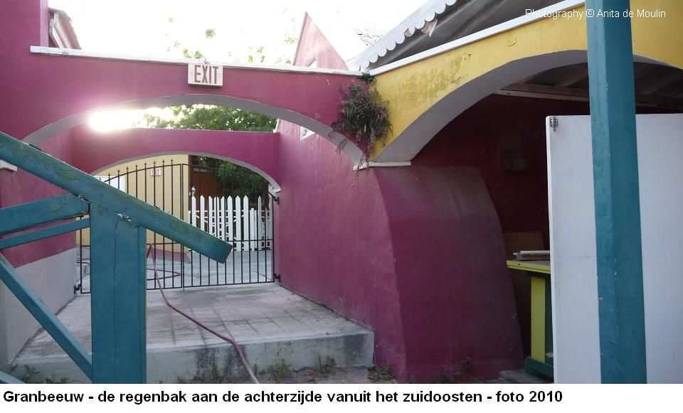 21. Granbeeuw regenbak aan de achterzijde 2010